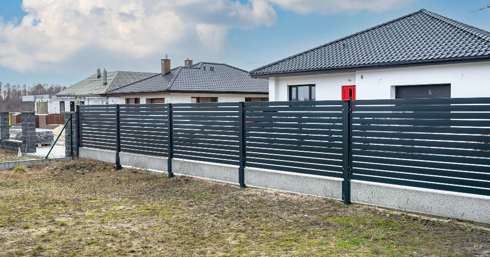 Prefabrykaty betonowe – ogrodzenia nowoczesne i trwałe