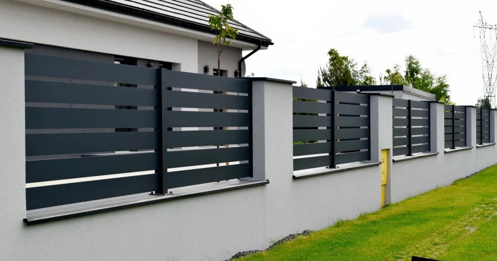 Ogrodzenia aluminiowe w minimalistycznym stylu – synonim nowoczesnej architektury i praktycznej elegancji